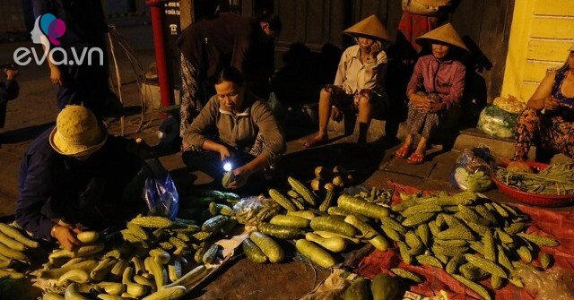 Giữa lòng Hội An có phiên chợ chỉ dành cho phụ nữ, tồn tại hơn 30 năm dù chỉ họp vào 1h sáng