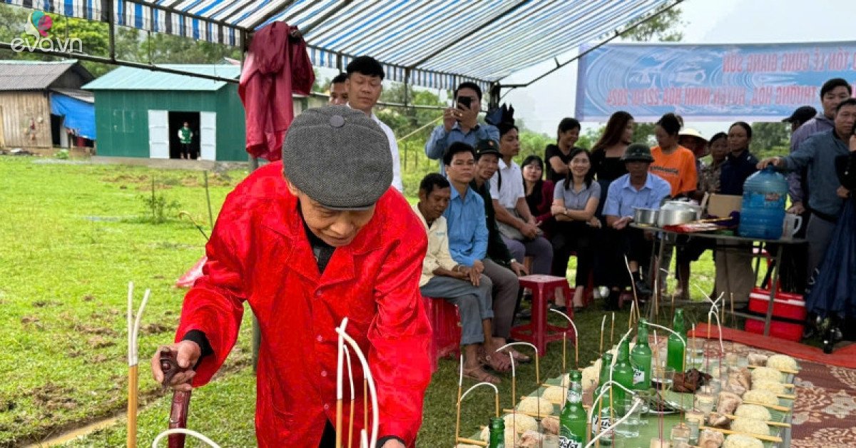 Độc đáo lễ cúng trước cửa rừng ở Quảng Bình, người dự phải 'tẩy trần' sạch sẽ