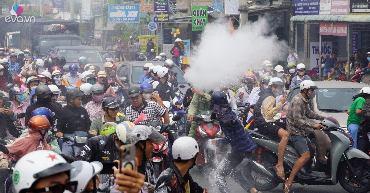 'Mưa bột mì' ở lễ hội Làm Chay dù bị cấm