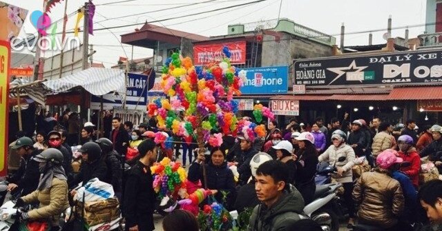 Phiên chợ họp duy nhất vào mùng 6 Tết lúc nào cũng đông nghịt người, ai đến cũng mong "mua may bán rủi"