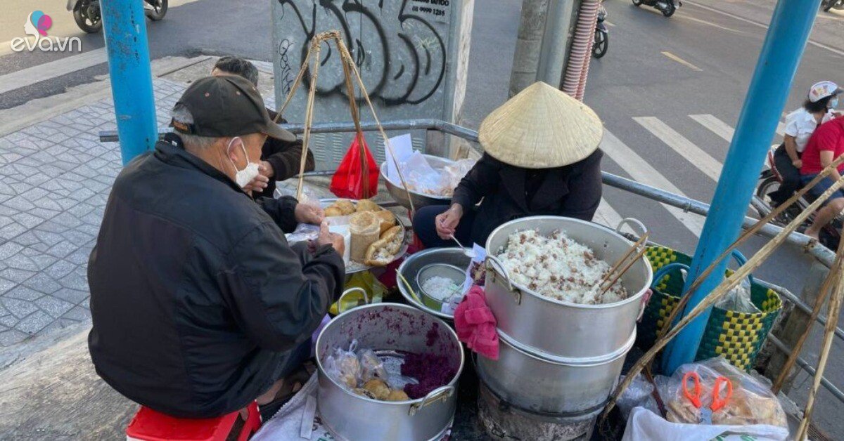 Gánh bánh tiêu xôi hơn 30 năm tuổi ở Đà Lạt, biến món ăn vỉa hè trở thành đặc sản, muốn ăn phải dậy thật sớm