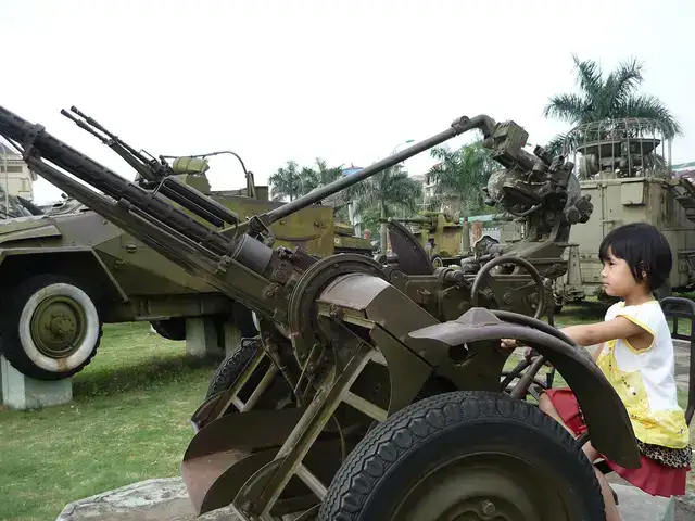 nhắm thẳng quân thù mà bắn là câu nói của