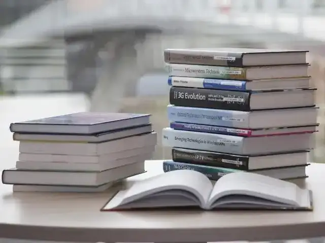 giải thích câu nói sách là ngọn đèn bất diệt